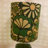 Unieke keramieke tafellamp in retro design met bloemen in kleur groen