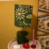 Unieke keramieke tafellamp in retro design met bloemen in kleur groen