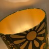 Unieke keramieke tafellamp in retro design met bloemen in kleur groen