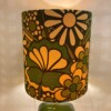 Unieke keramieke tafellamp in retro design met bloemen in kleur groen