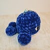 Schattige gehaakte sleutelhanger walvis: Een vroolijke vriend voor je sleutels: velvet yarn