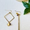 Asymmetrische oorbellen met glassteentjes of natuursteentjes in paars met oker
