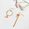Asymmetrische oorbellen met glassteentjes of natuursteentjes in wit en roze