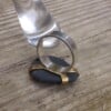 Black Pebble ring, zwarte steen in messing klauwzetting