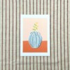 Delfts blauwe vaas kunstkaart – elegante bloemenillustratie | A6 print 10x15 cm