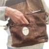 Donker bruine suede schoudertas gemaakt van vintage suede rok met nepbont