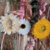 Flowerpowerring met fleurige droogbloemen