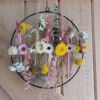Flowerpowerring met fleurige droogbloemen