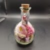 Glazen karafje incl. droogbloemen en een kurk
