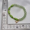 Handgemaakte armband met vergulde bedel - appelgroen