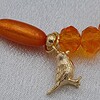 Handgemaakte armband met vergulde bedel - oranje
