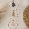 Handgemaakte decoratieve hanger met gouden driehoek: rozenkwarts, bergkristal en amethist voor balans en bescherming