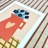 Kan met blauwe bloemen kunstkaart - liefdevol boeket illustratie | A6 print 10x15 cm