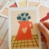 Kan met blauwe bloemen kunstkaart - liefdevol boeket illustratie | A6 print 10x15 cm