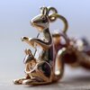 Australisch & Herinnering, kangaroe en joey oorbellen met edelsteen