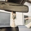 Labradoriet hanger voor in de auto: bescherming en intuïtie onderweg