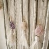 Macramé dromenvanger met gouden driehoek: rozenkwarts, bergkristal en amethist voor balans en bescherming
