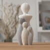 Modern 3d geprint beeldje mama met 3 kinderen