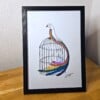 Print van een vogel die vrij is 'Bird Uncaged' in zwarte lijst