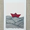 Rood bootje op golven kunstprint – rustgevende zee illustratie | A4 poster 21x30 cm