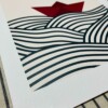 Rood bootje op golven kunstprint – rustgevende zee illustratie | A4 poster 21x30 cm