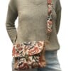 Schoudertas gemaakt van een vintage suede jas met damast bloemenprint