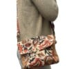 Schoudertas gemaakt van een vintage suede jas met damast bloemenprint