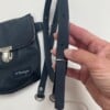 Stoere kleine compact en soepel schoudertasje. van zwart hergebruikt leer te gebruiken als heuptasje.