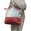 Stoere shopper gemaakt van recycled denim en rood leer
