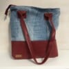 Stoere shopper gemaakt van recycled denim en rood leer