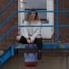 Stoere shopper gemaakt van recycled denim en rood leer