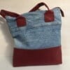 Stoere shopper gemaakt van recycled denim en rood leer