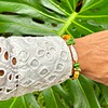 Tropische ocean armbanden met schelpkralen en zoetwaterparel