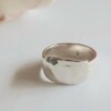 Unieke zilveren ring met gehamerde zegel