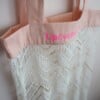 Upcycled tas vintage jaren 70 vitrage met roze opdruk