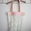 Upcycled tas vintage jaren 70 vitrage met roze opdruk