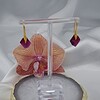Vergulde oorbellen met kristallen hangers - fuchsia