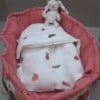 gehaakte knuffel bijen meisje met konijntje in draagmandje