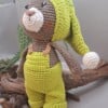 gehaakte knuffel bruine beertje met tuinbroek en grote muts