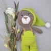 gehaakte knuffel bruine beertje met tuinbroek en grote muts