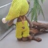 gehaakte knuffel bruine beertje met tuinbroek en grote muts