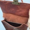 Stoere kleine heup/schoudertas gemaakt van cognac kleurige vinted lerenjas.