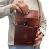 Stoere kleine heup/schoudertas gemaakt van cognac kleurige vinted lerenjas.