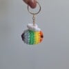 Gehaakte sleutelhanger 'Pride regenboog bij'
