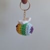 Gehaakte sleutelhanger 'Pride regenboog bij'
