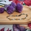 Handgemaakte madelief armbandje oker