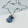 Handgemaakte ketting met eendje van Jesmonite – roze of blauw
