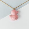 Handgemaakte ketting met eendje van Jesmonite – roze of blauw