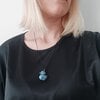 Handgemaakte ketting met eendje van Jesmonite – roze of blauw