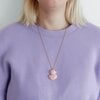 Handgemaakte ketting met eendje van Jesmonite – roze of blauw